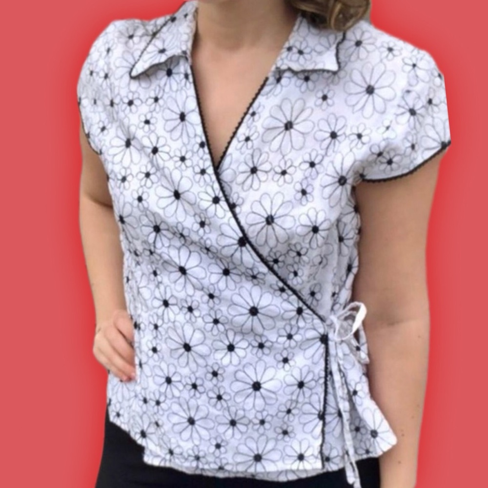 groovy white and black daisy wrap top